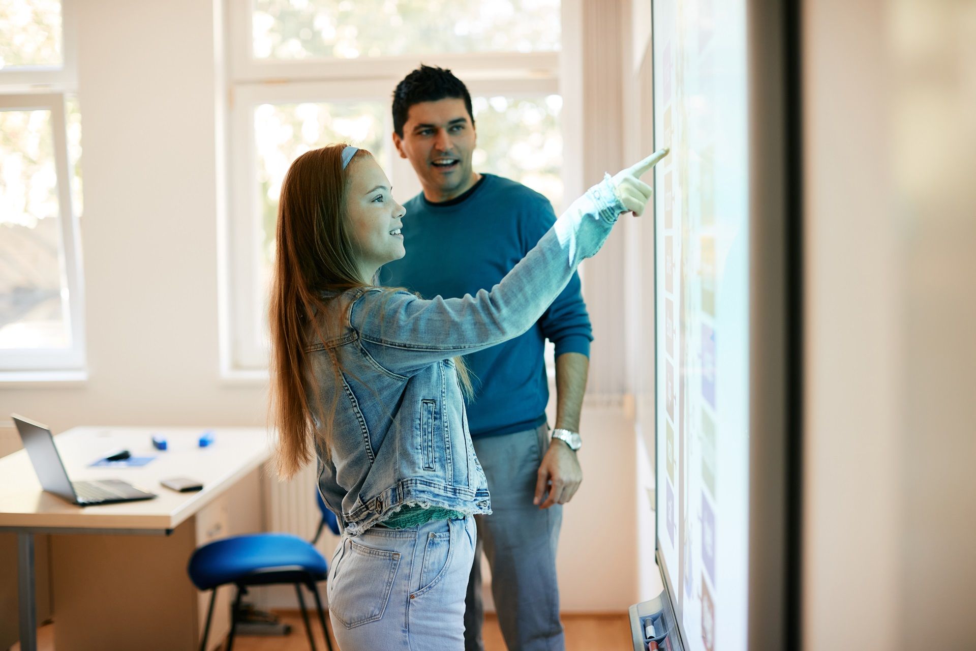 All-In-One Smart Boards: Revolutionizing Collaboration in Classrooms and Boardrooms