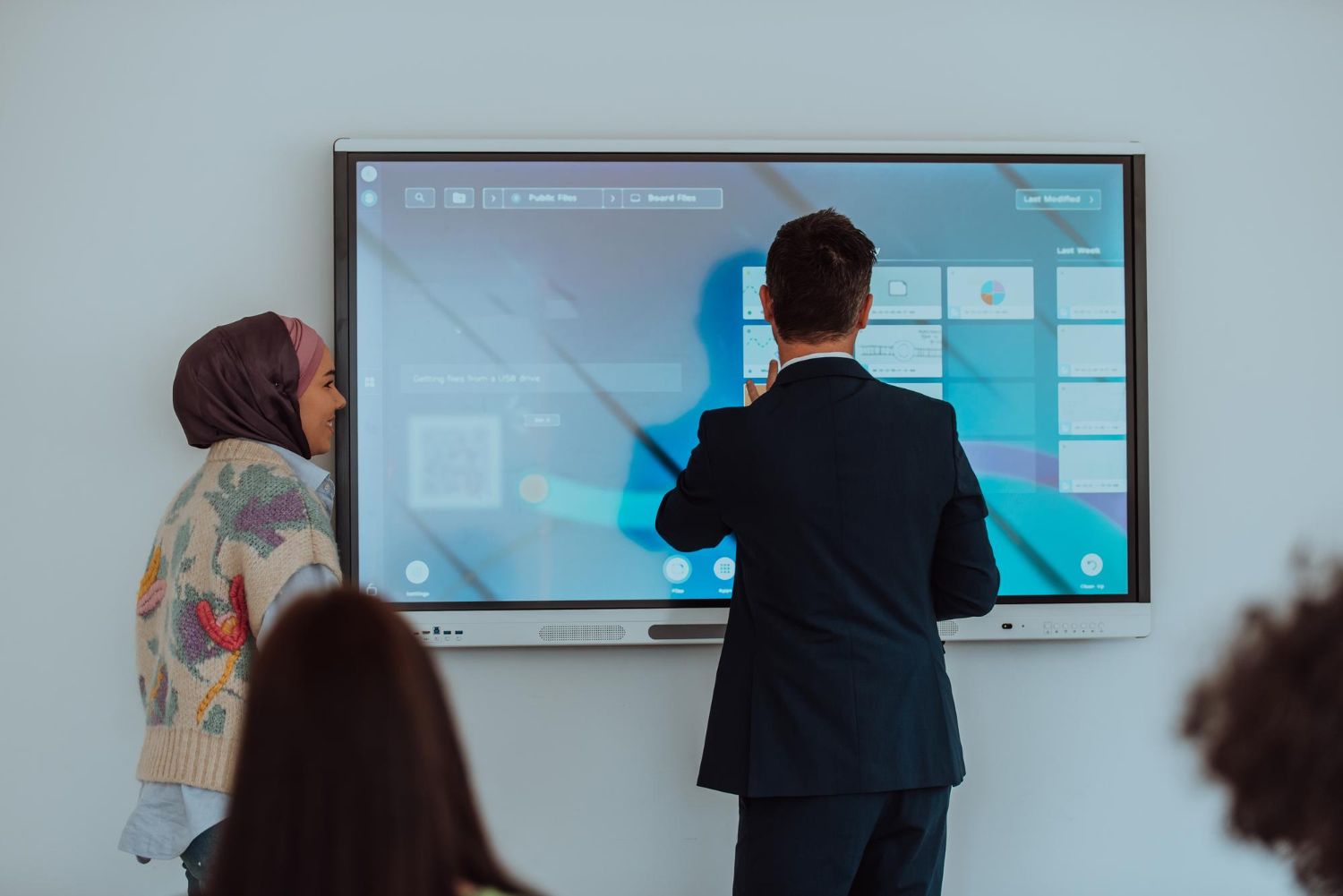 How Smartboards Can Help Bridge the Gap Between Generations in the Classroom